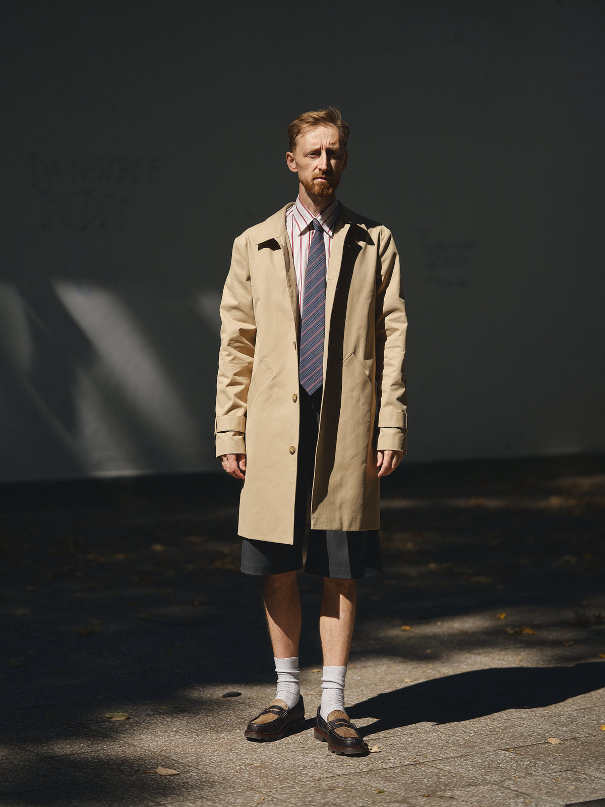 Trench Paris in sand by TODÓR TRAME, image 1 of 3